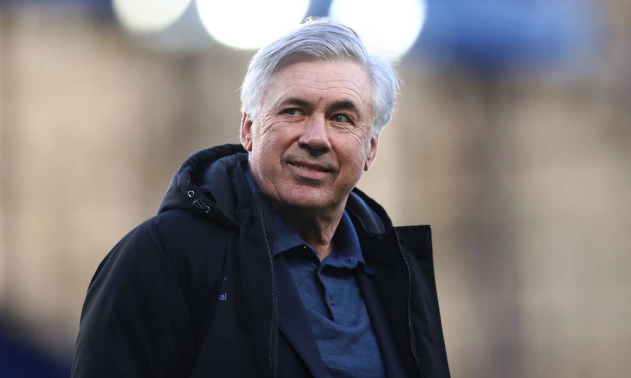 Carlo Ancelotti sorride in panchina