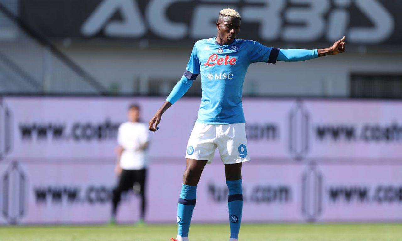 Osimhen dà indicazioni in campo