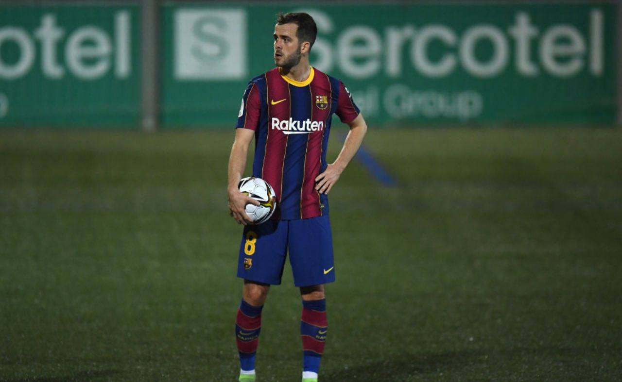 Pjanic col pallone in mano
