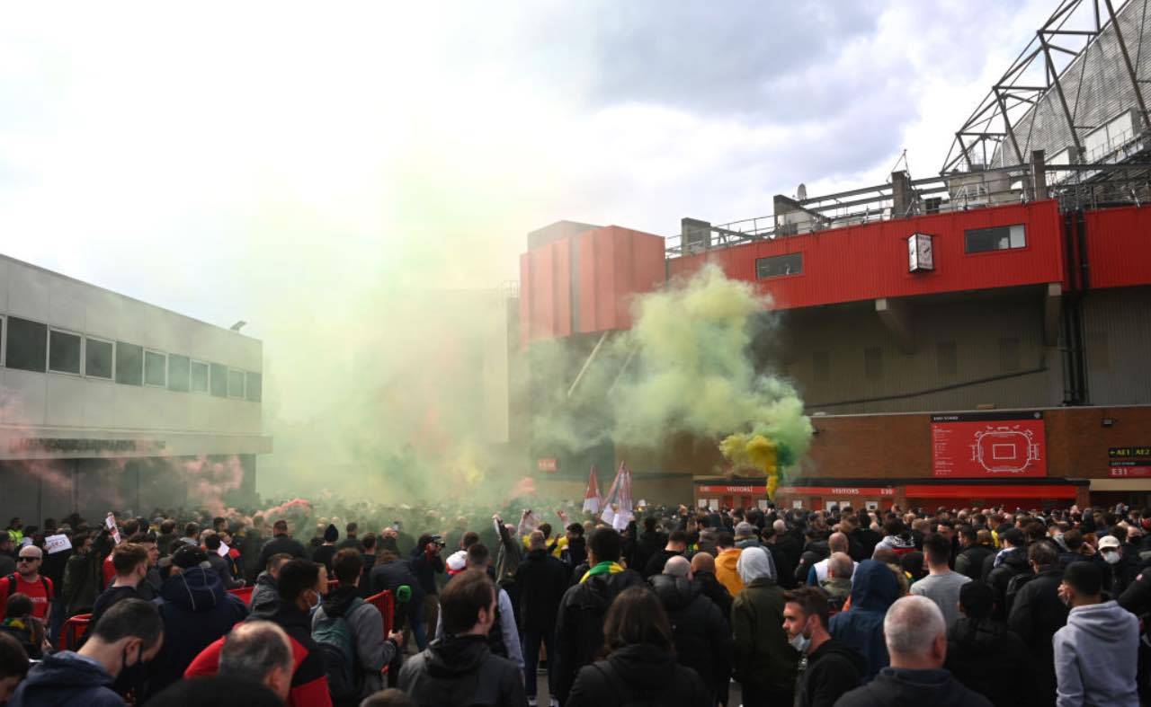 Proteste dei tifosi dello United fuori dall'Old Trafford