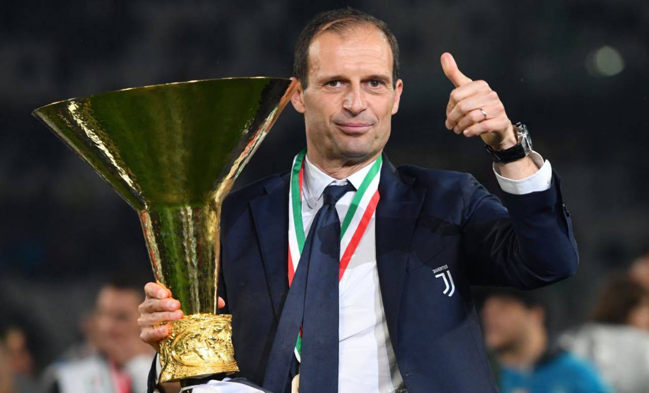 Allegri con il trofeo della Serie A