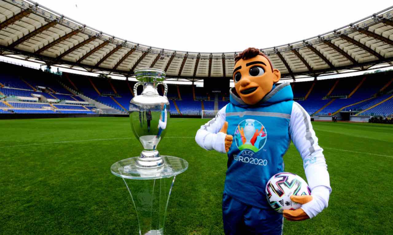 Mascotte Euro 2020 con trofeo degli europei all'Olimpico