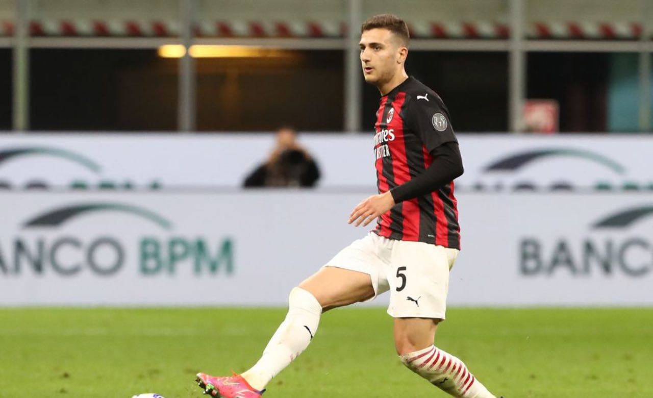 Diogo Dalot durante un passaggio