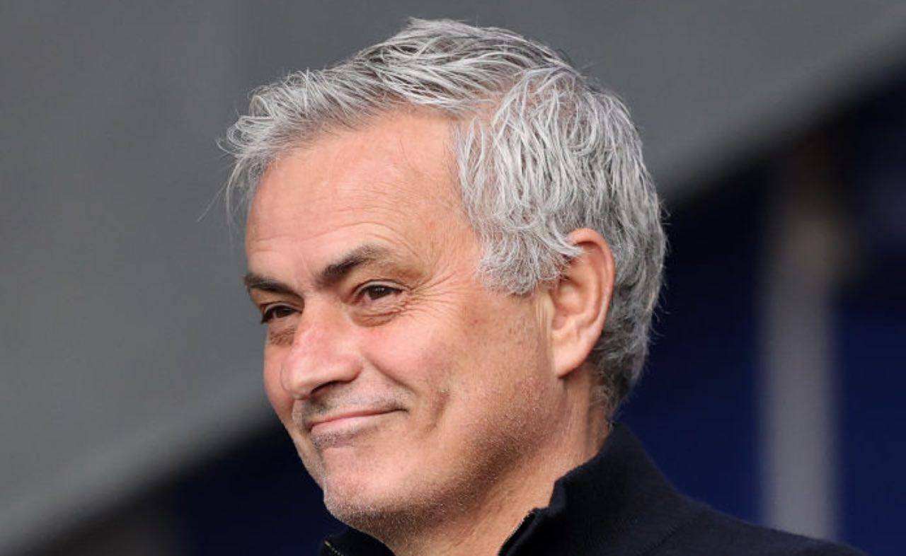 José Mourinho sorride beffardo