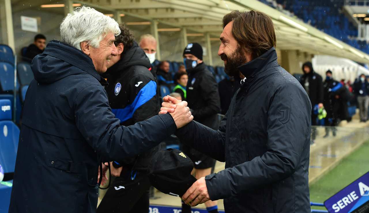 Gasperini e Pirlo si stringono la mano