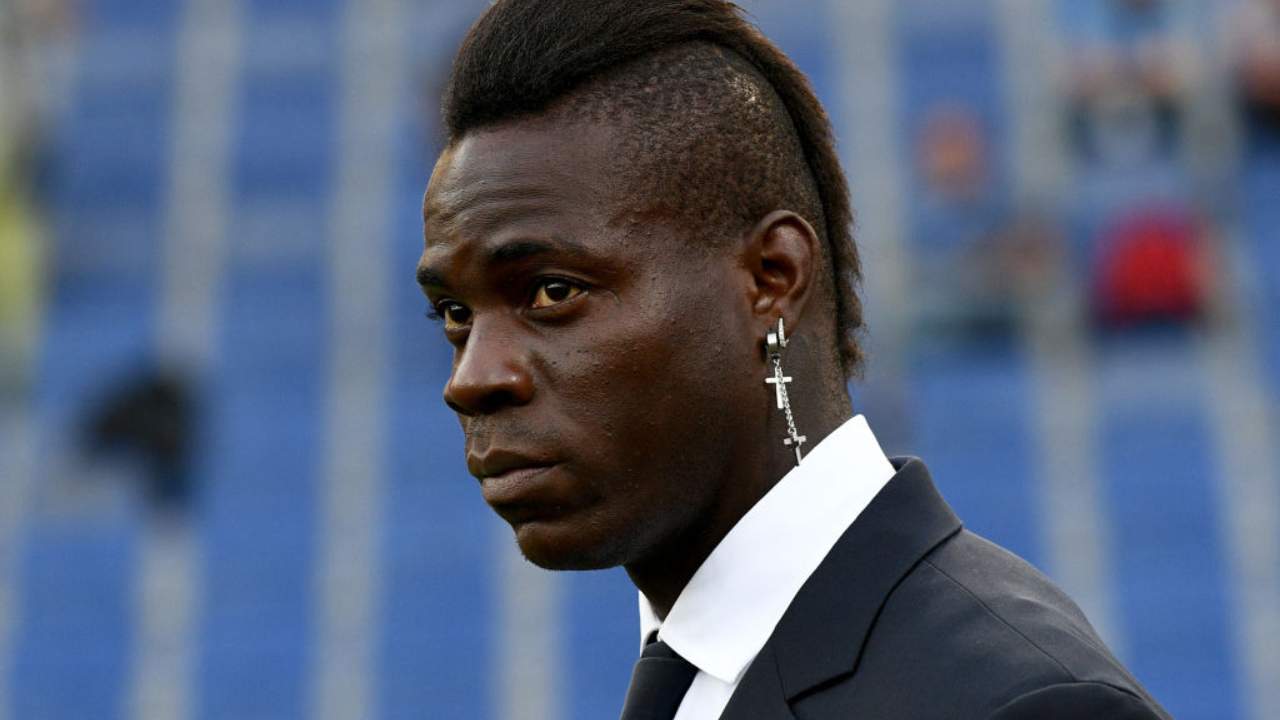 Balotelli pensieroso