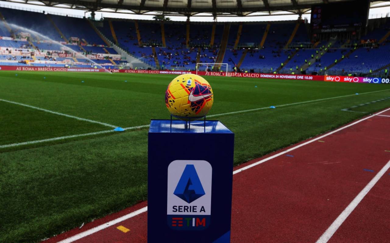 Pallone Serie A in campo 