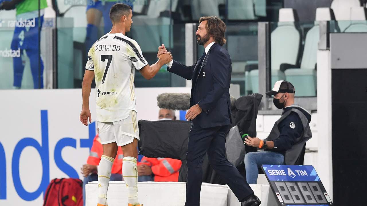 Ronaldo dà il cinque a Pirlo