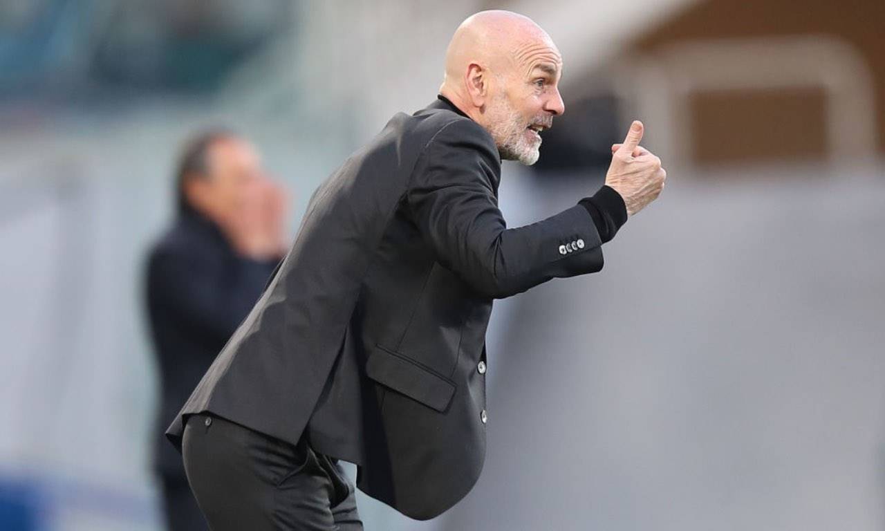 Pioli dà indicazioni alla squadra dalla panchina