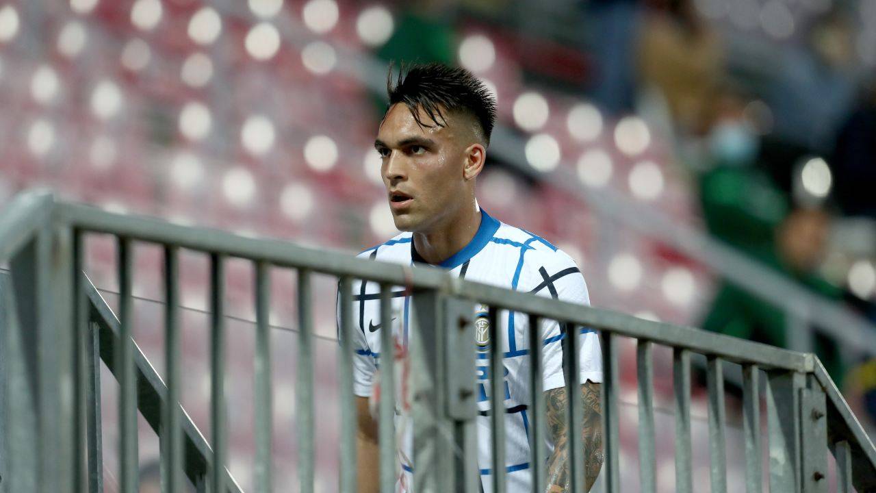 Lautaro Martinez sugli spalti