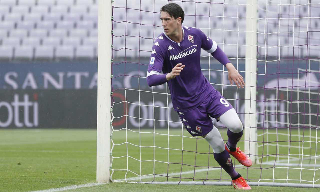 Vlahovic esulta dopo un gol con la Fiorentina