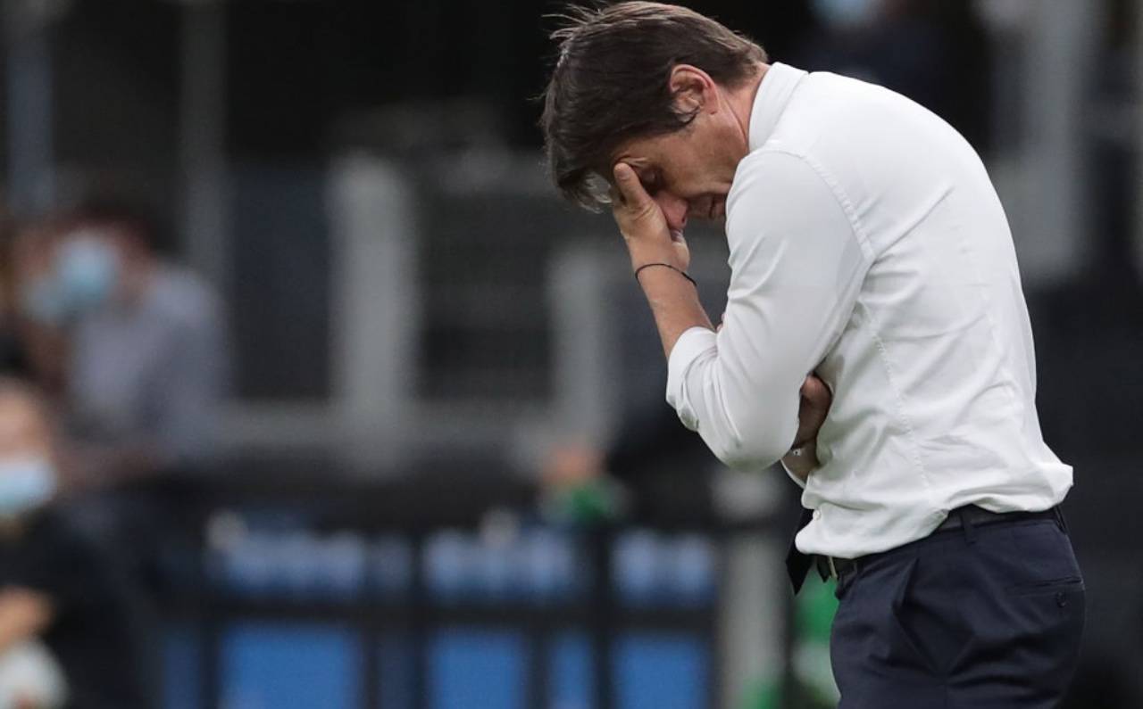 Conte con le mani al volto