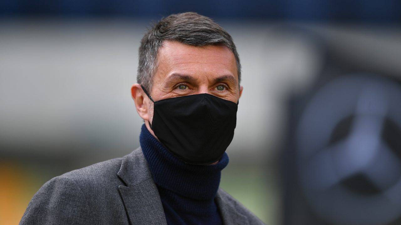 Maldini guarda il campo