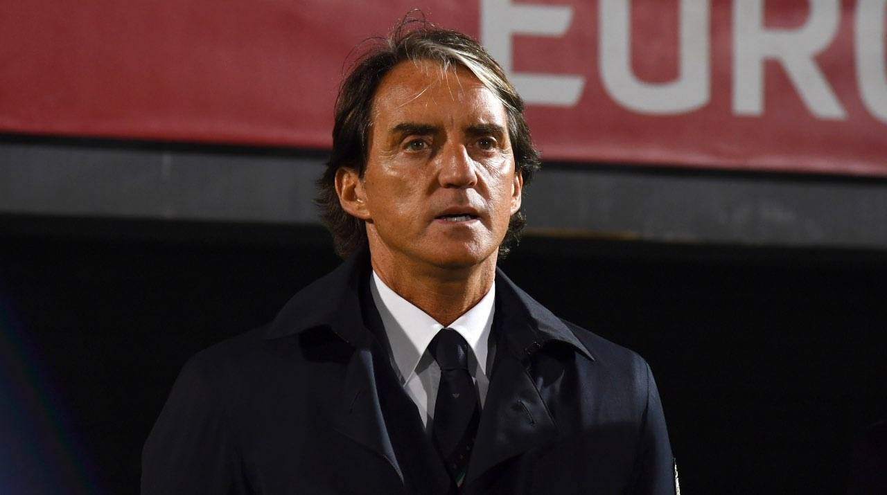 Mancini guarda il campo