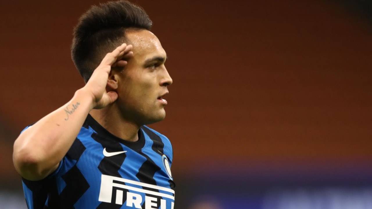 Lautaro Martinez esulta dopo un gol con l'Inter 