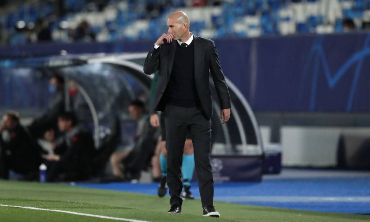 Zidane dà indicazioni alla squadra