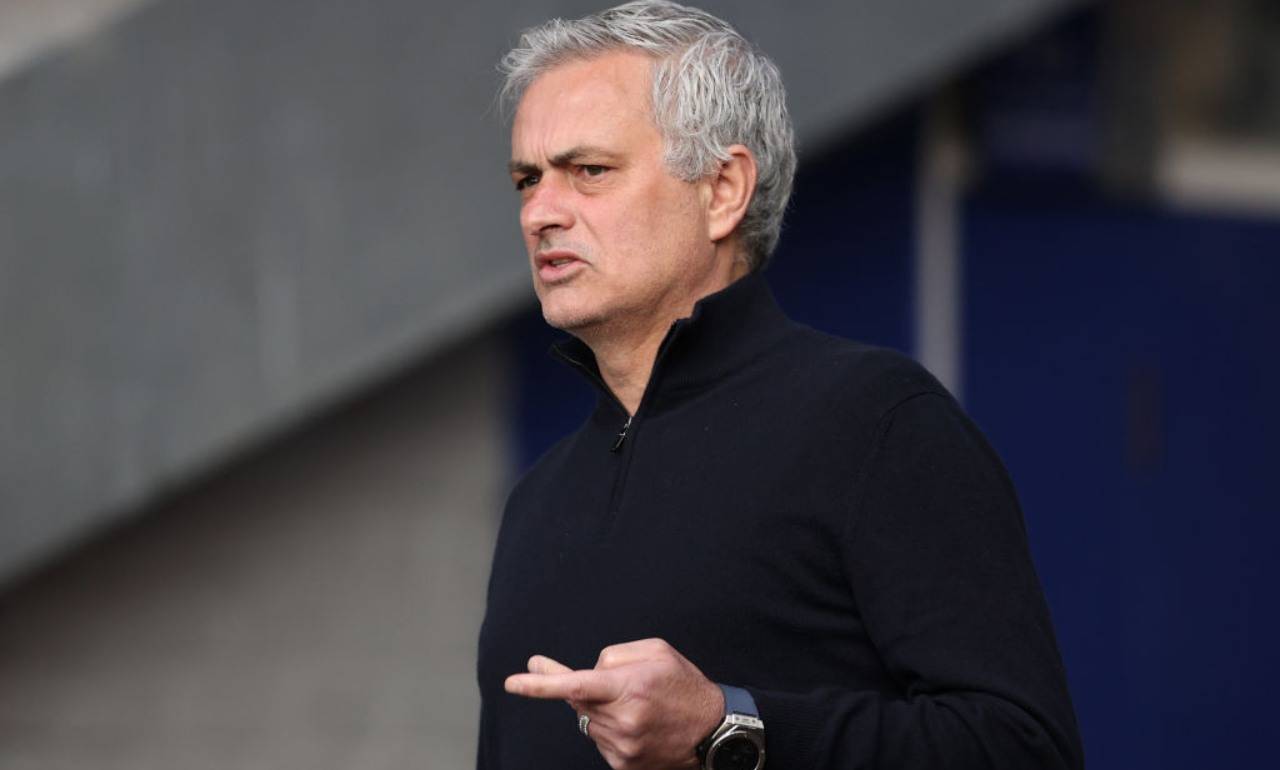 Mourinho pensieroso 