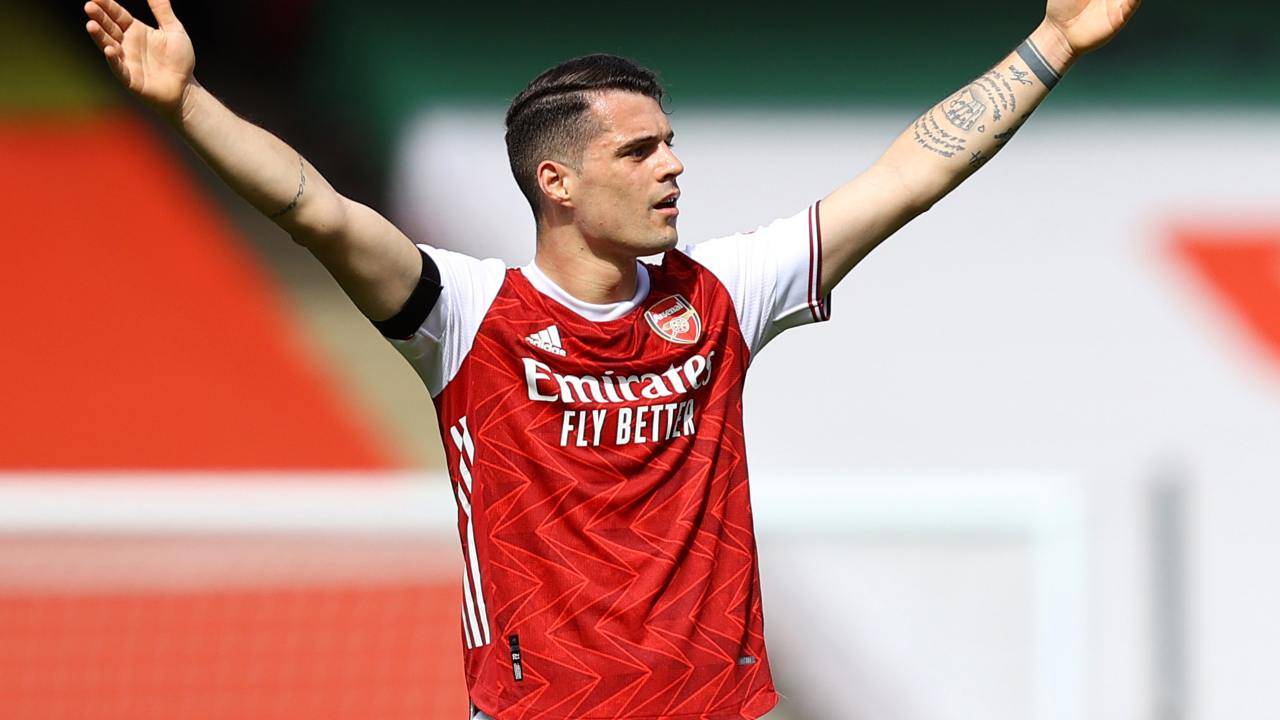 Granit Xhaka alza le braccia