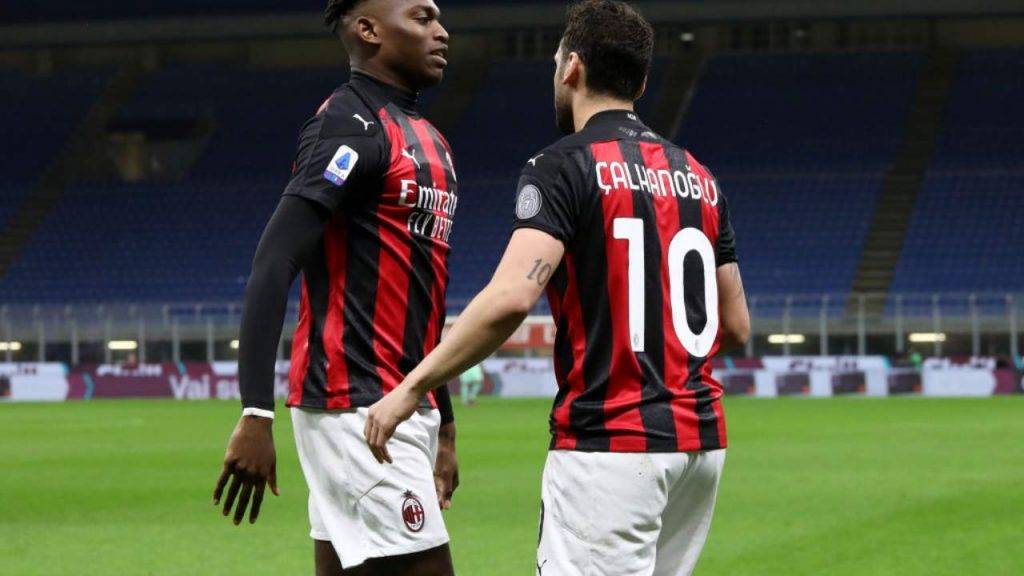 Calhanoglu e Leao esultano