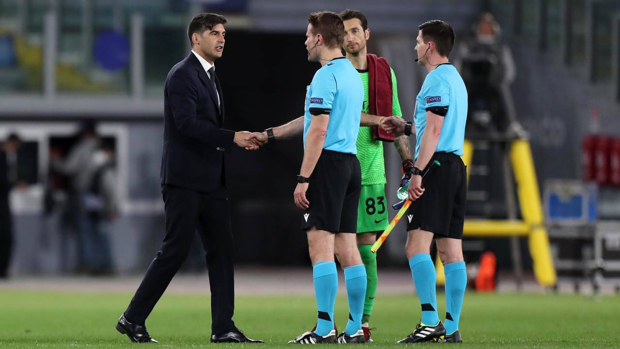 Paulo Fonseca saluta l'arbitro