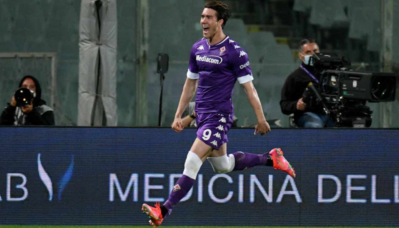 Fiorentina, Vlahovic esulta dopo un gol alla Lazio