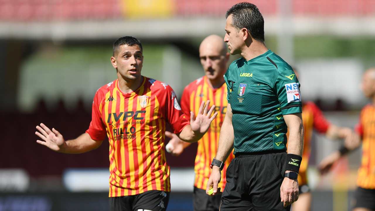 L'arbitro Doveri durante Benevento-Cagliari