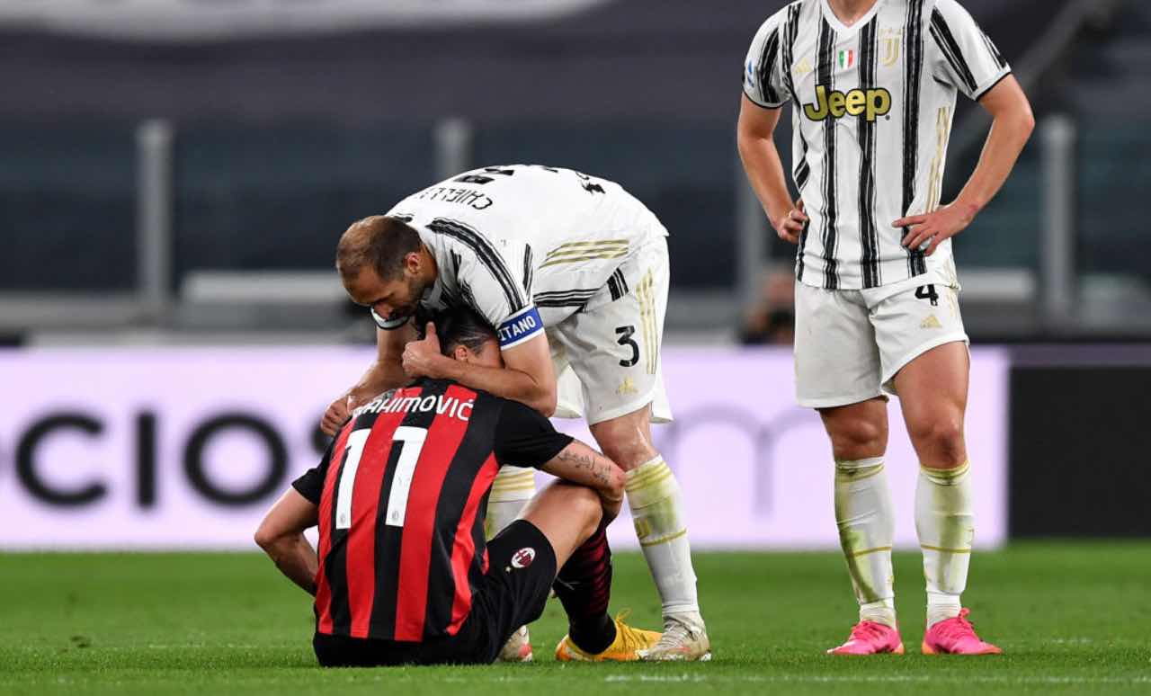 Chiellini abbraccia Ibra dopo l'infortunio