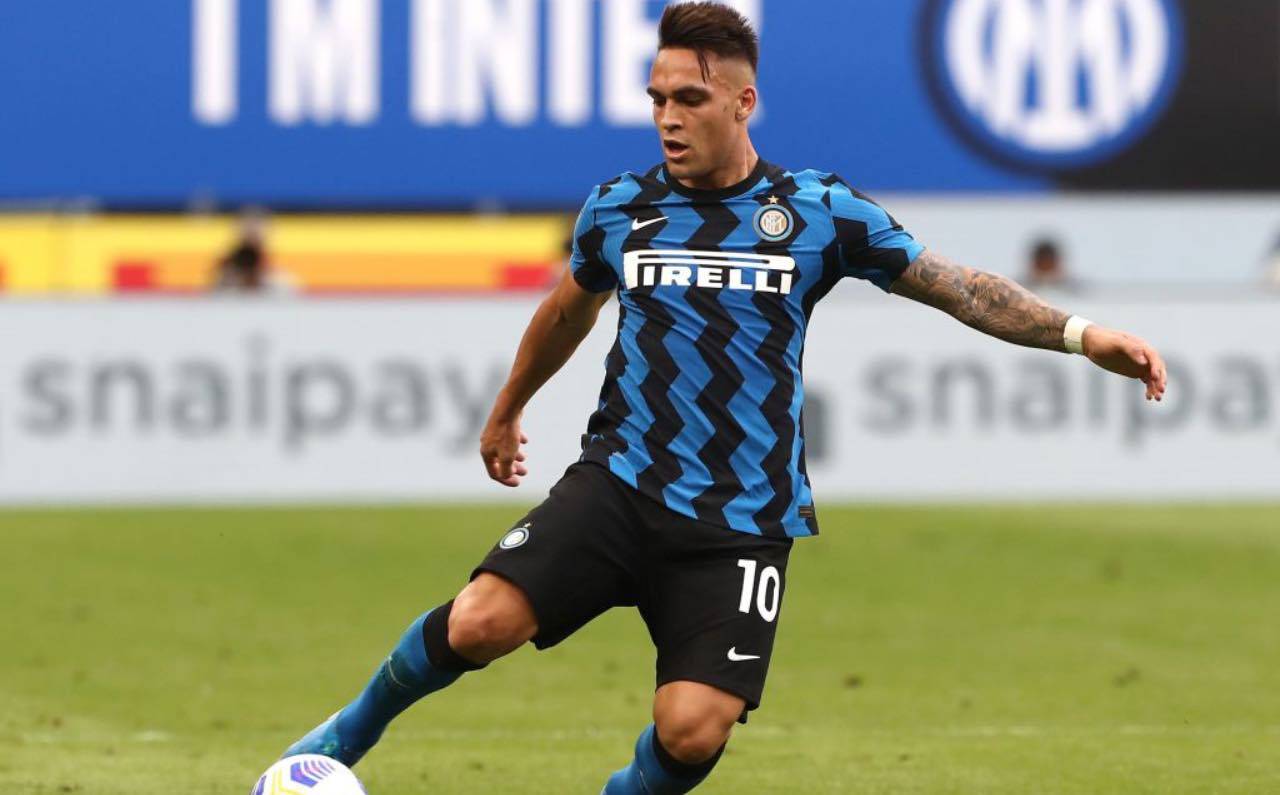 Lautaro calcia il pallone