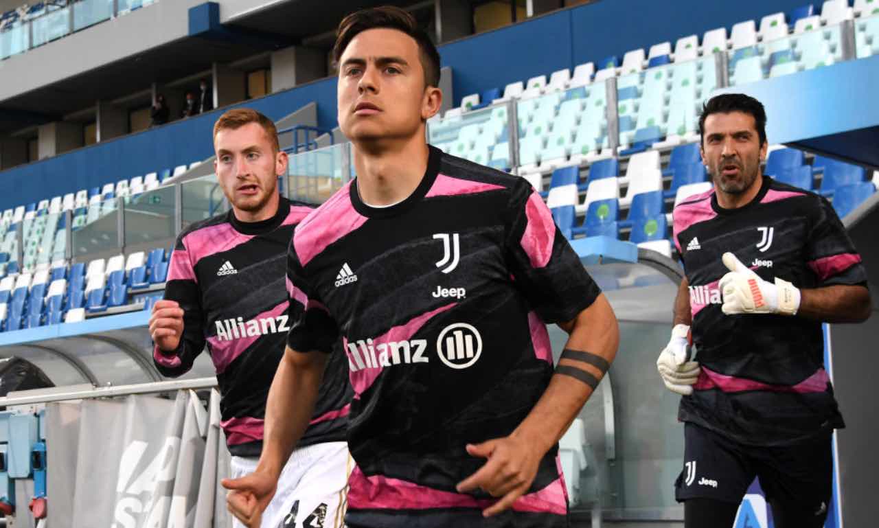 Dybala entra in campo per il riscaldamento in Sassuolo-Juventus