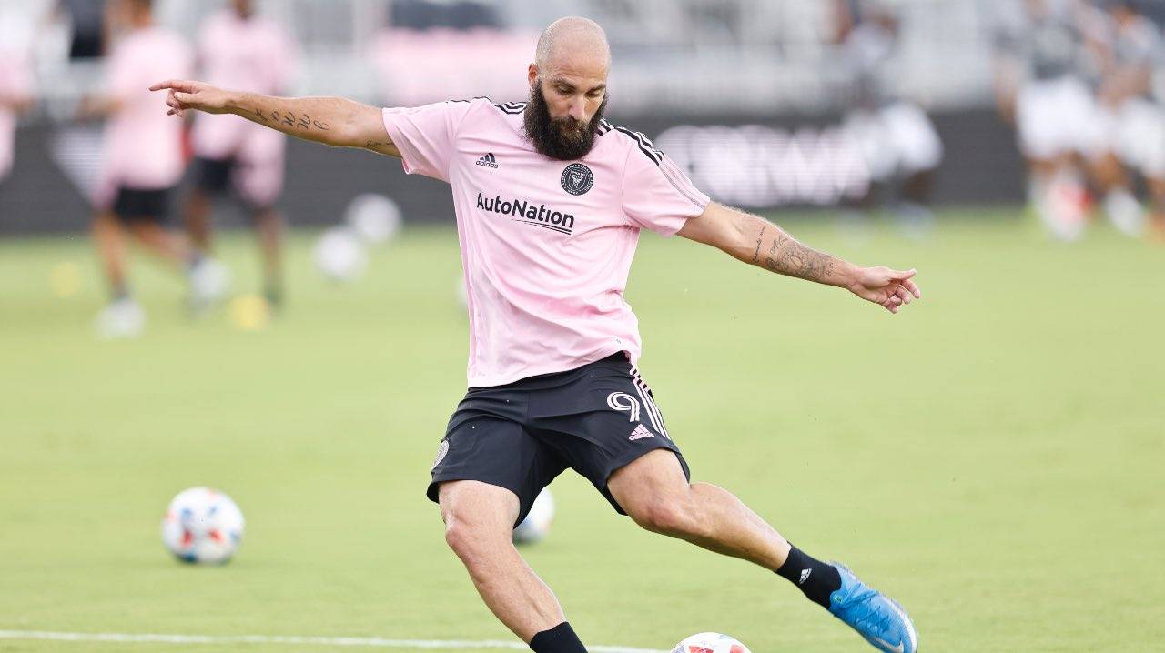 Higuain calcia