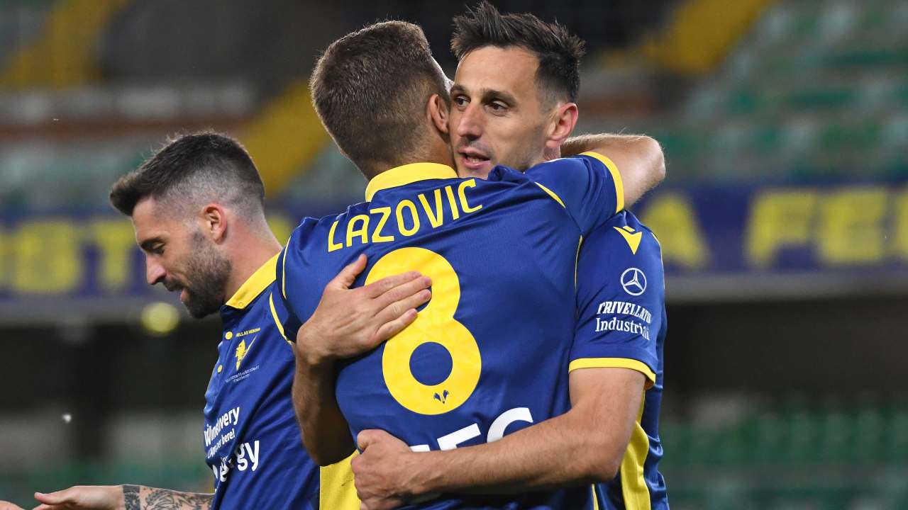 Lazovic e Kalinic si abbracciano