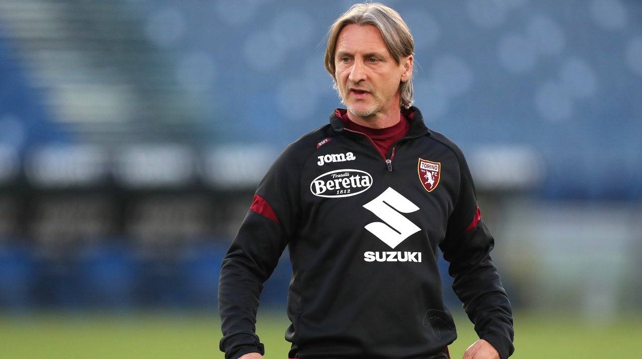 Nicola osserva in campo
