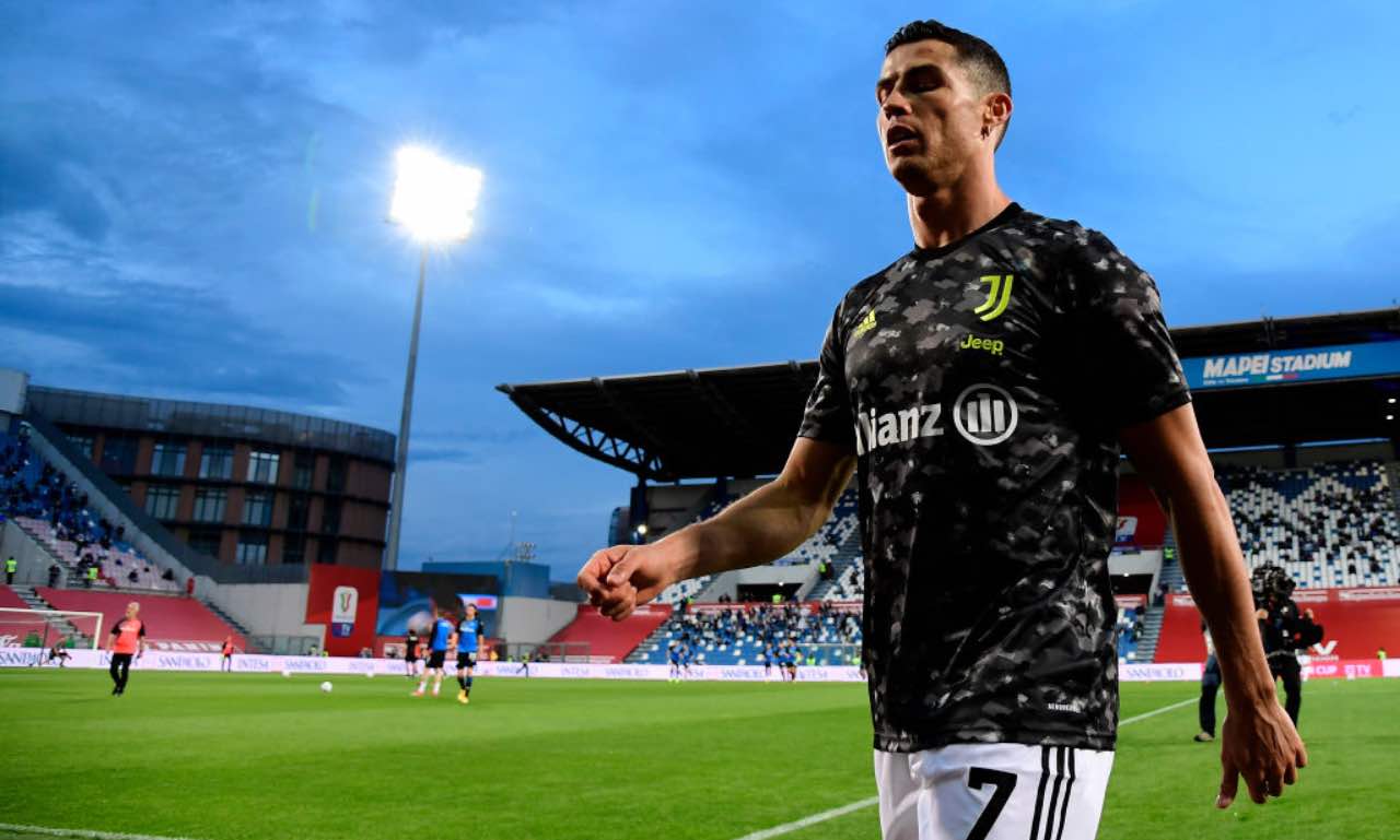 Ronaldo a bordo campo prima di Atalanta-Juventus di Coppa Italia