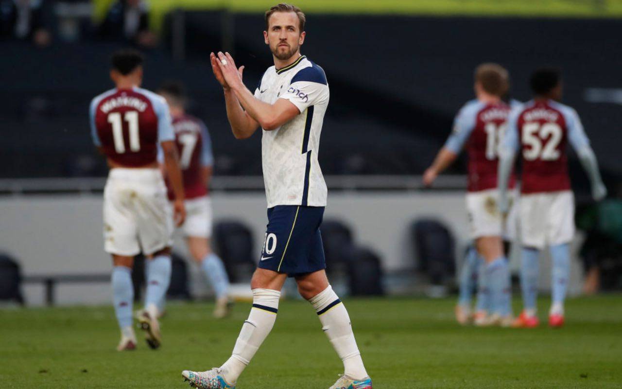 Kane applaude all'uscita dal campo 