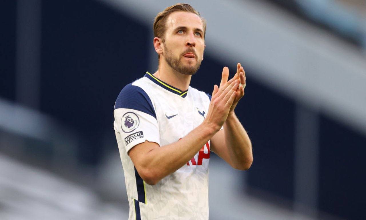 Harry Kane applaude