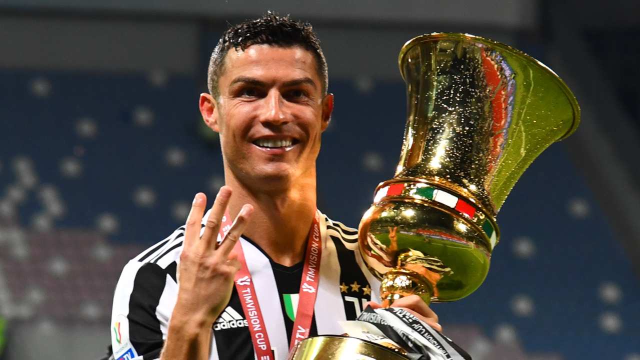 Cristiano Ronaldo con la coppa