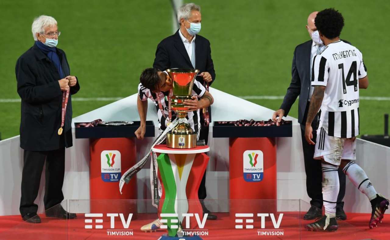 Dybala bacia la Coppa Italia