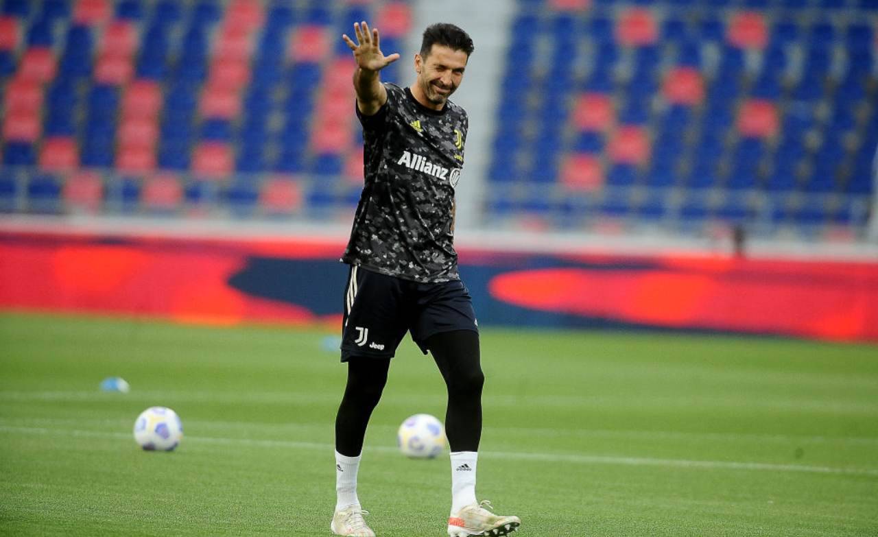 Buffon saluta