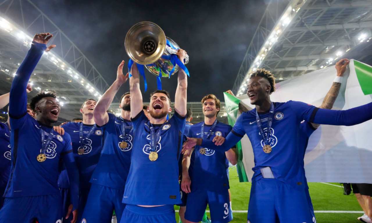 Jorginho alza la coppa