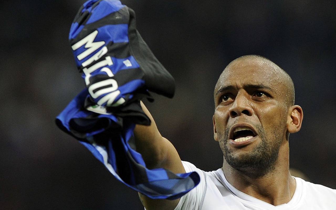 Maicon esulta mostrando la maglia dell'Inter