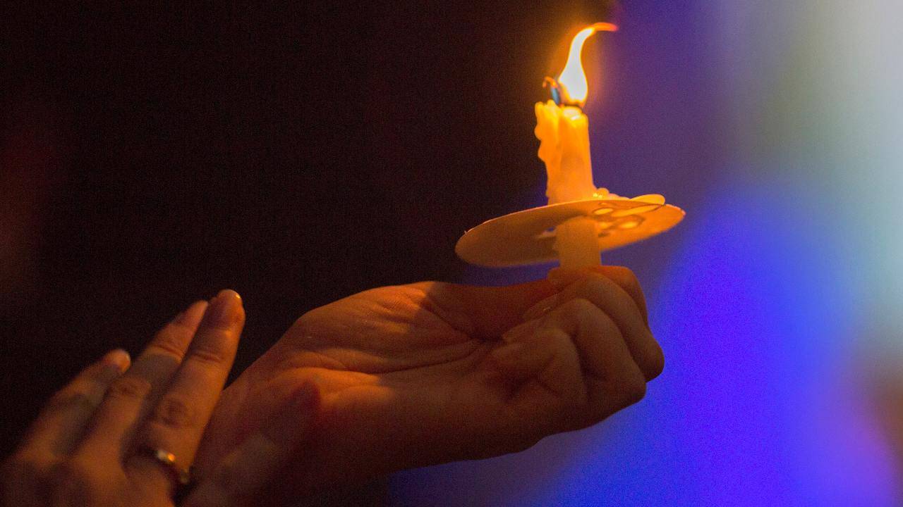 Candela accesa in segno di lutto