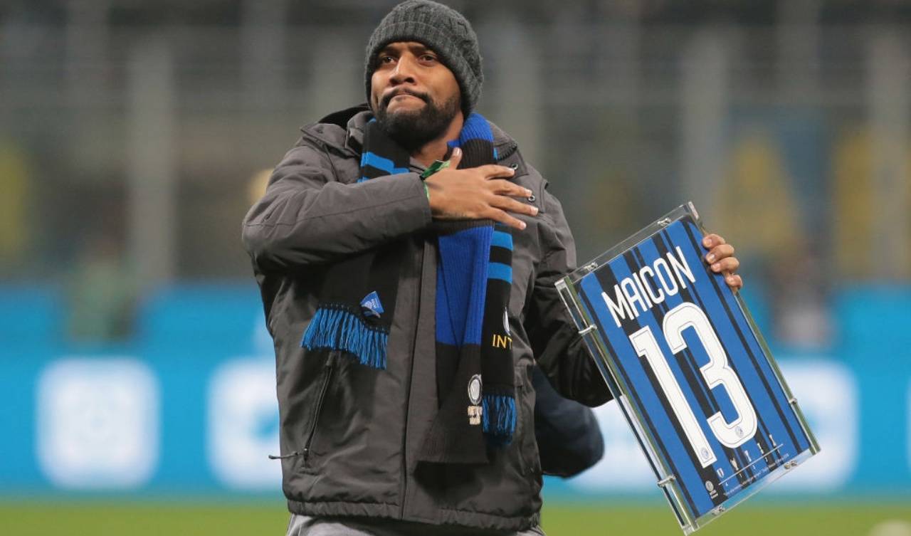 Maicon con la maglia celebrativa dell'Inter