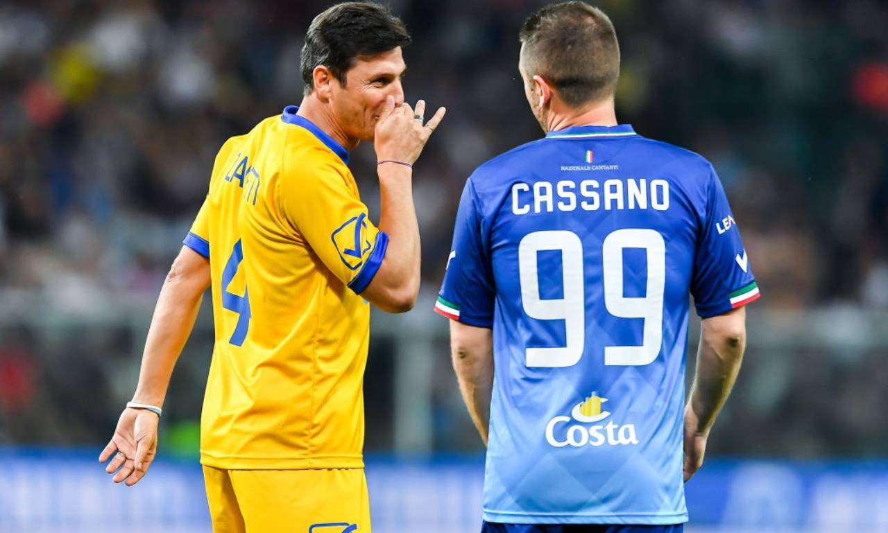 Cassano e Zanetti parlano durante la partita del cuore