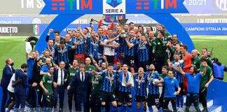 L'Inter solleva il trofeo per la conquista della serie A