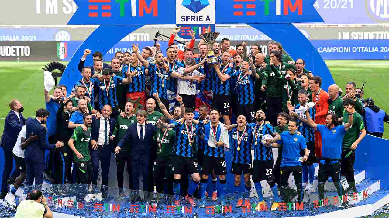 L'Inter solleva il trofeo per la conquista della serie A