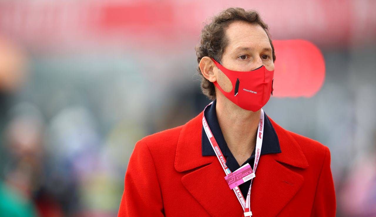 John Elkann con mascherina rossa