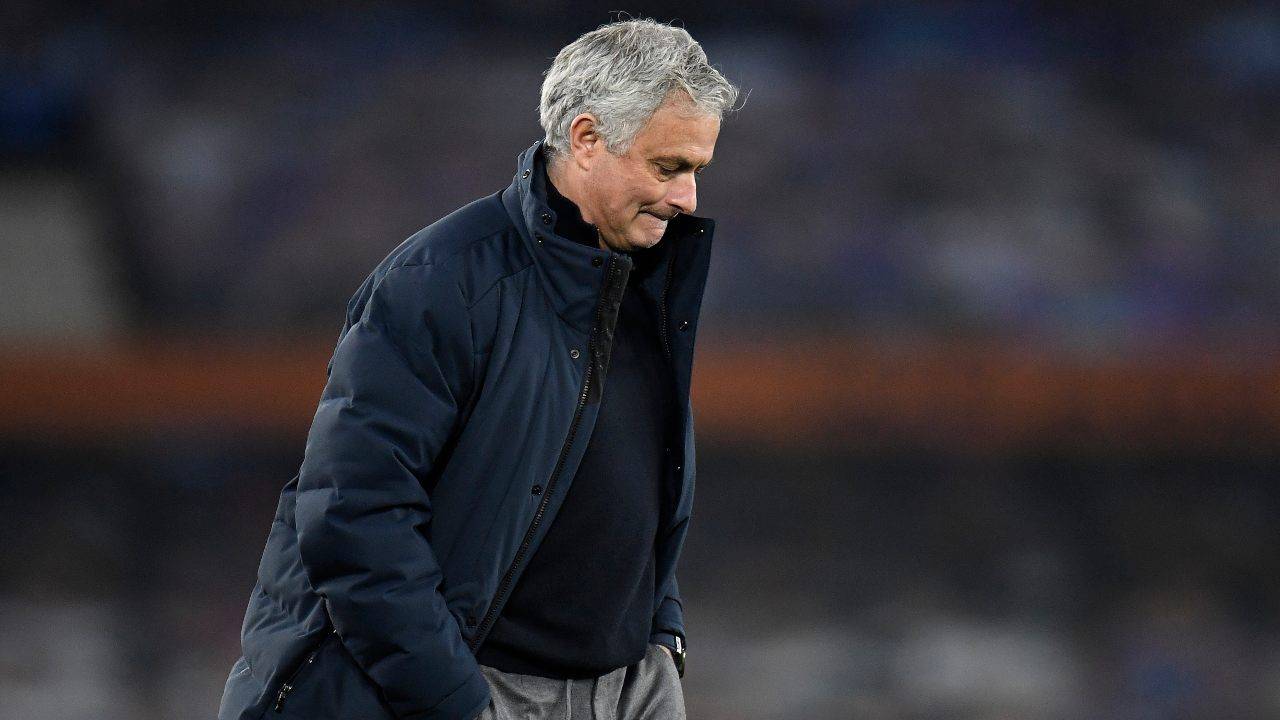 Mourinho passeggia perplesso