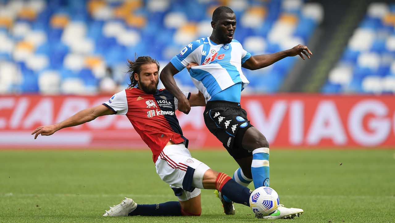 Koulibaly va in scivolata con Pavoletti