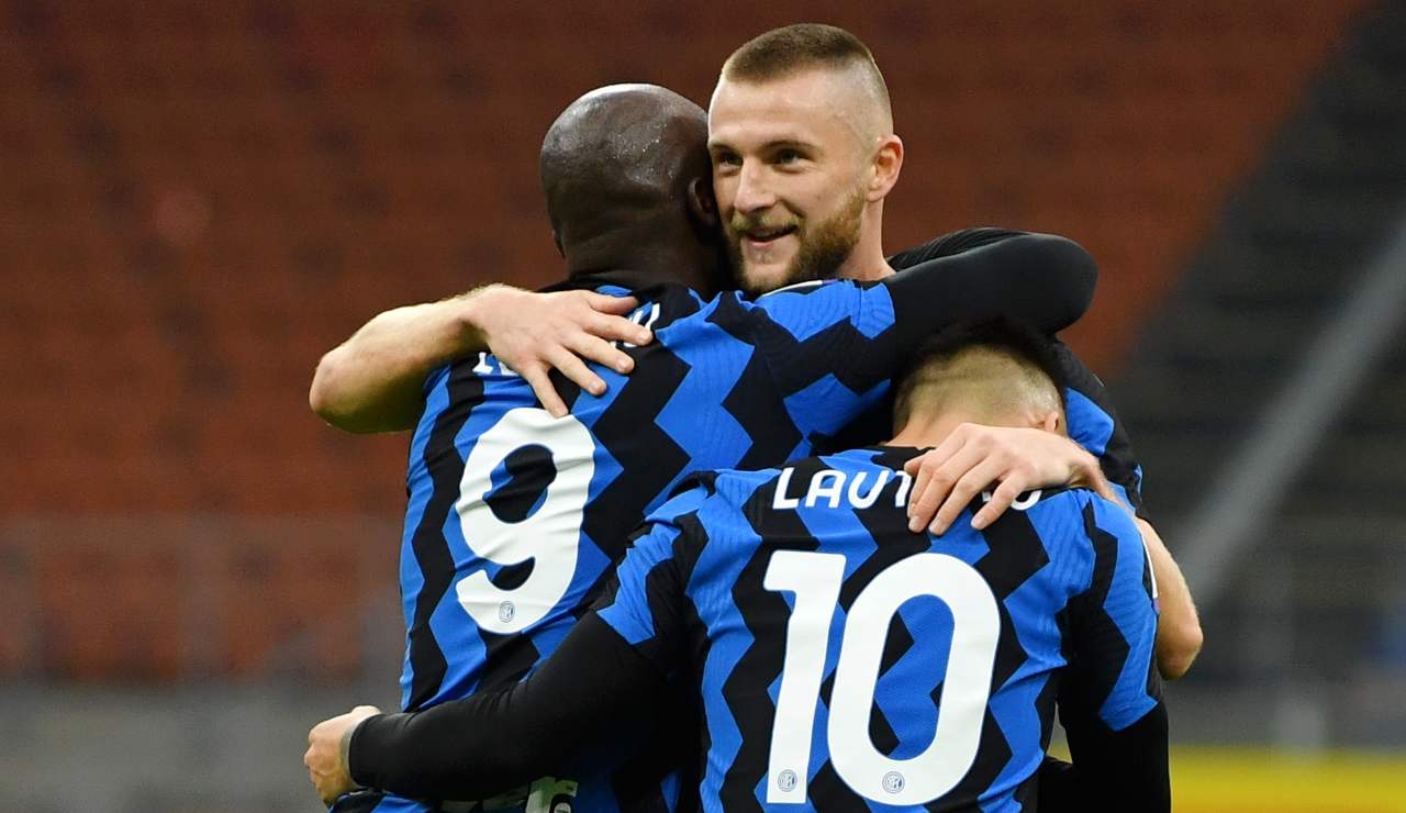 Lukaku, Lautaro e Skriniar si abbracciano