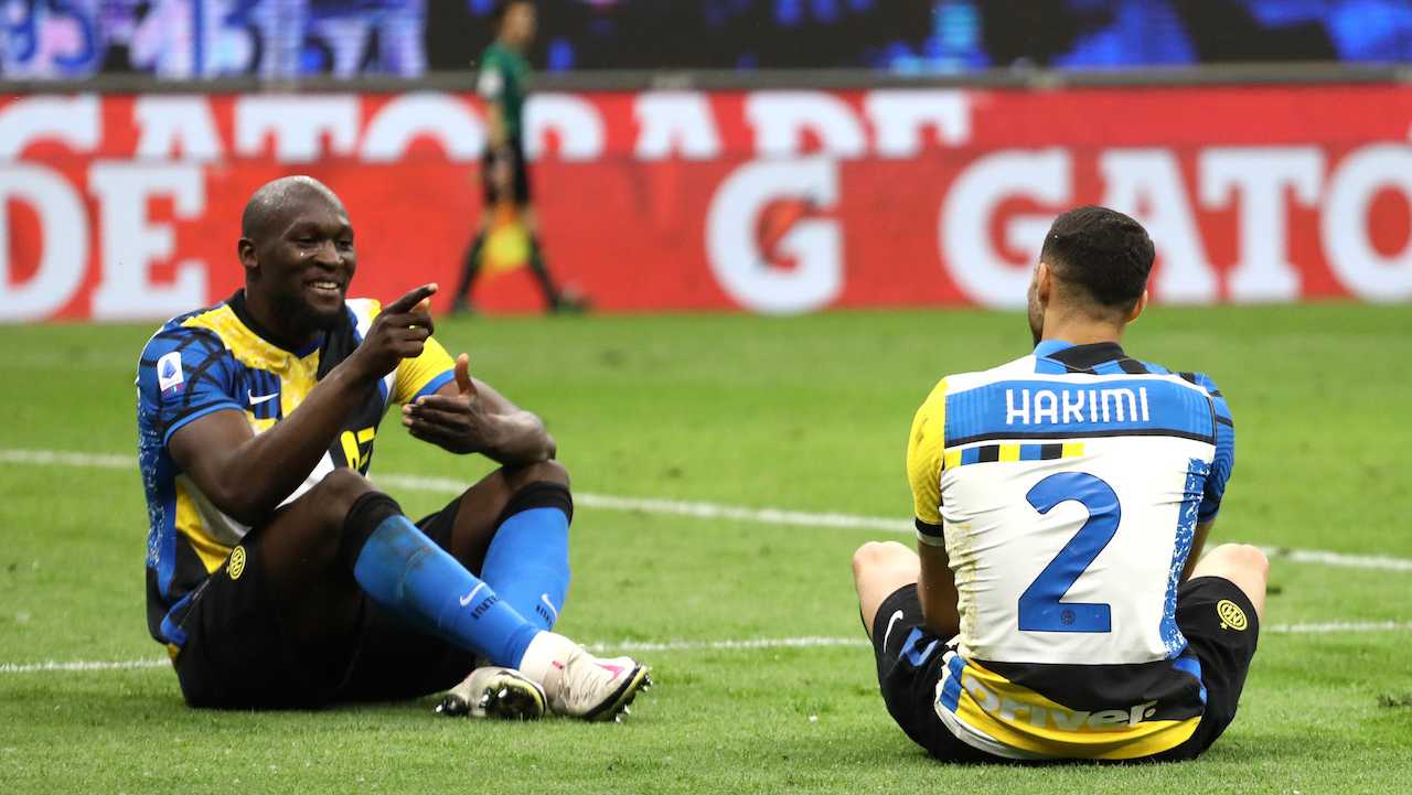 Lukaku e Hakimi festeggiano il gol contro la Roma